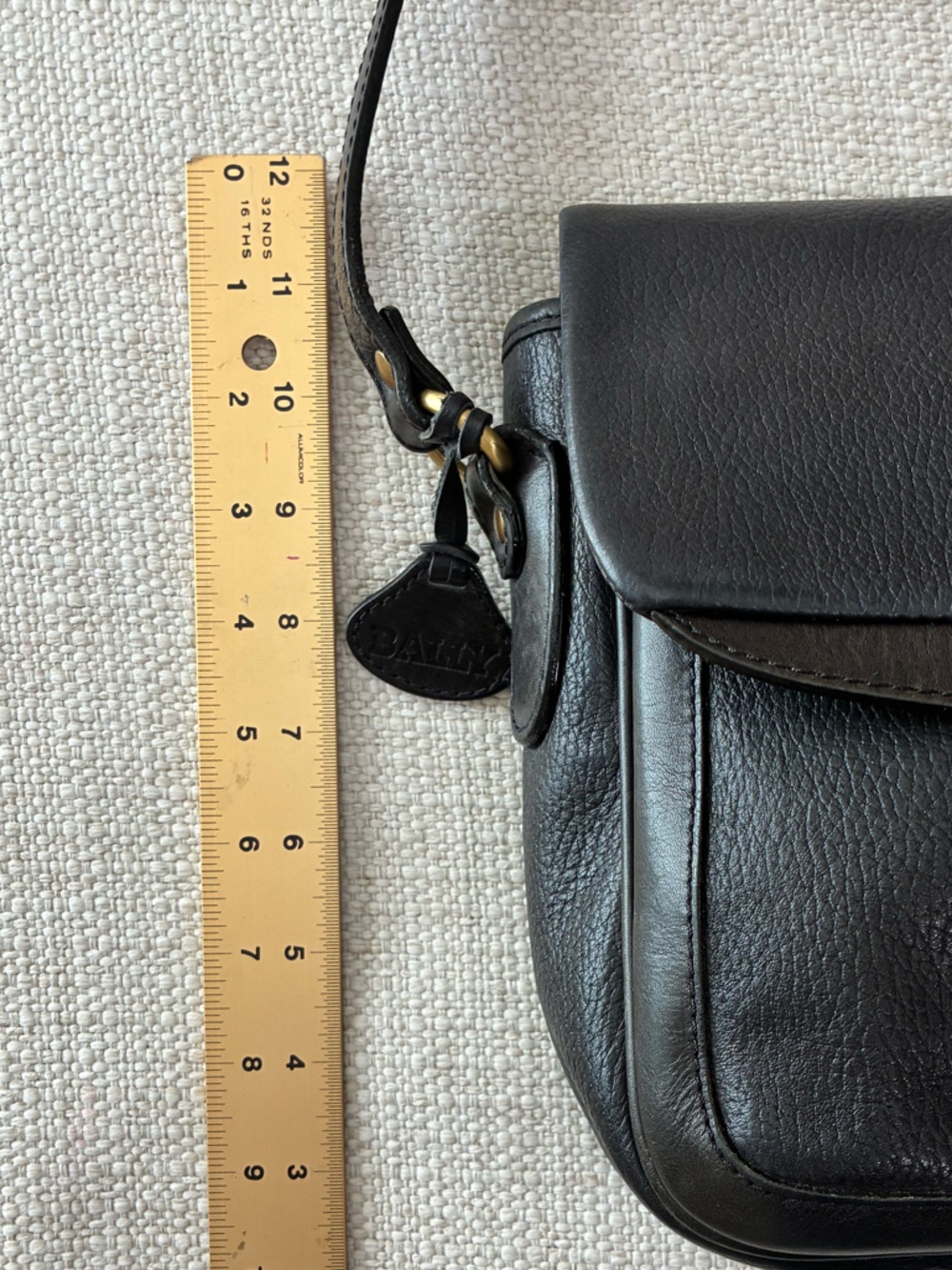 Vintage Bally EUC Crossbody
Purse Black Pebbled Leather
Brass Hardware - Picture 8 of 16
